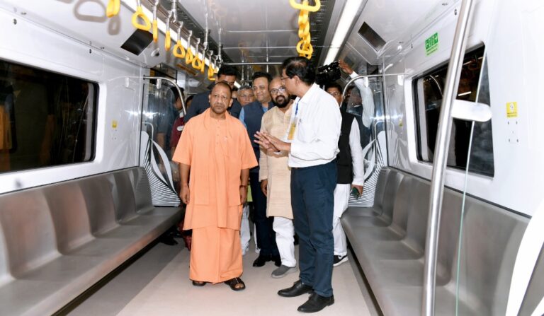 मुख्यमंत्री ने आगरा मेट्रो के विकास कार्यों का स्थलीय निरीक्षण किया
