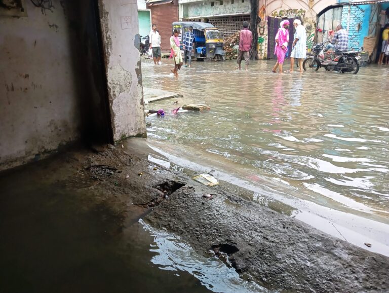 बारिश के बाद “स्मार्ट सिटी” मुजफ्फरपुर में ‘जल कैदी’ बने लोग