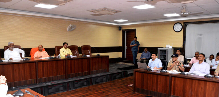 मुख्यमंत्री ने   वाराणसी में संचालित विकास परियोजनाओं एवं निर्माण कार्यों की प्रगति की समीक्षा की