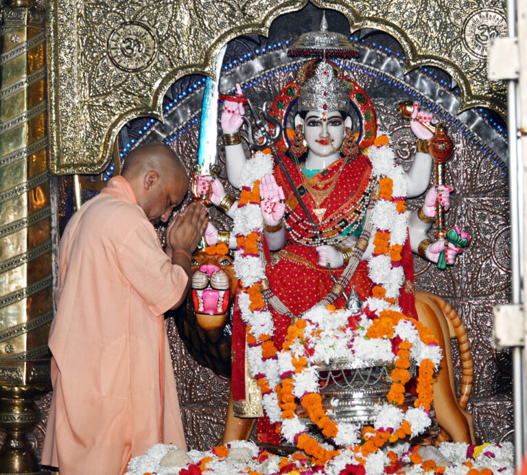 मुख्यमंत्री योगी देवीपाटन मन्दिर में दर्शन-पूजन करते हुए