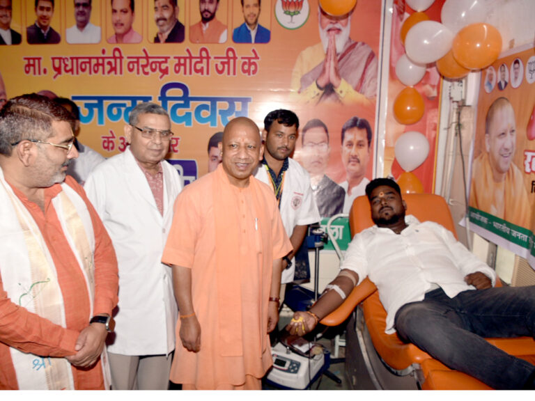 मुख्यमंत्री ने गोरखपुर में गुरु श्री गोरक्षनाथ ब्लड बैंक में रक्तदान शिविर का शुभारंभ किया