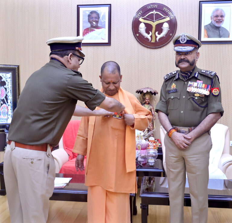 मुख्यमंत्री योगी  पुलिस झण्डा दिवस के अवसर पर