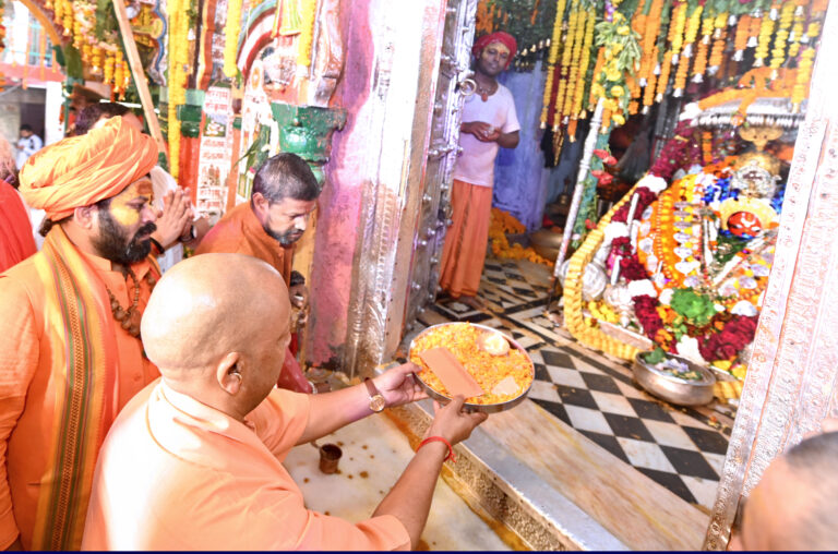 मुख्यमंत्री योगी श्रीरामलला के दर्शन-पूजन करते हुए