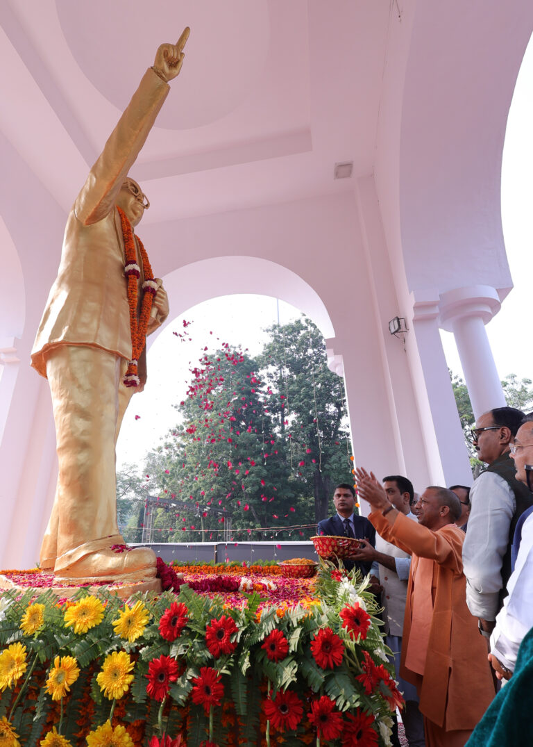 मुख्यमंत्री योगी आंबेडकर प्रतिमा पर पुष्पांजलि अर्पित करते हुए