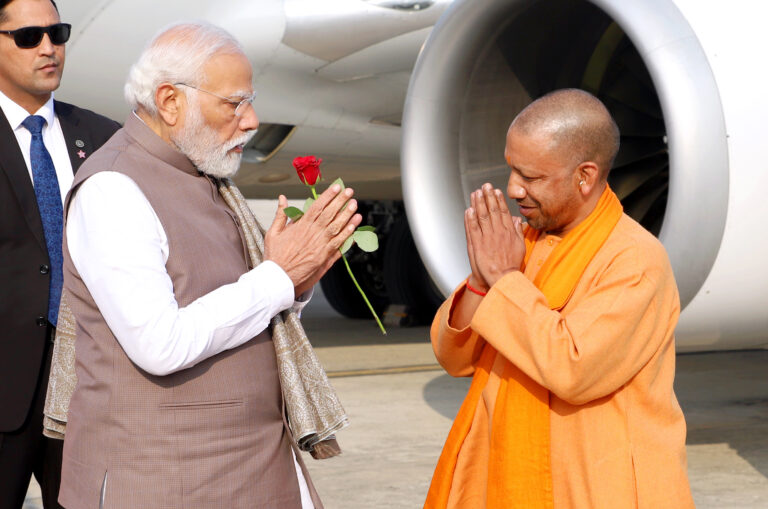 नरेन्द्र मोदी का  मुख्यमंत्री योगी स्वागत करते हुए