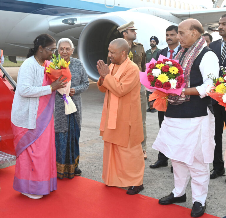 राष्ट्रपति श्रीमती द्रौपदी मुर्मु का स्वागत करते हुए मुख्यमंत्री योगी