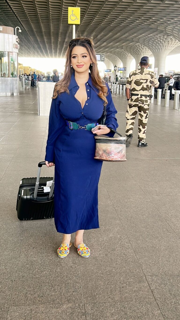 एयरपोर्ट फैशन की रानी है केनिशा अवस्थी