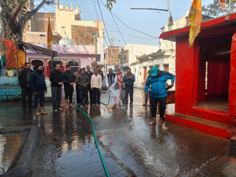 सांसद सुधीर गुप्ता ने मंदिरों की साफ सफाई में सहभागिता की